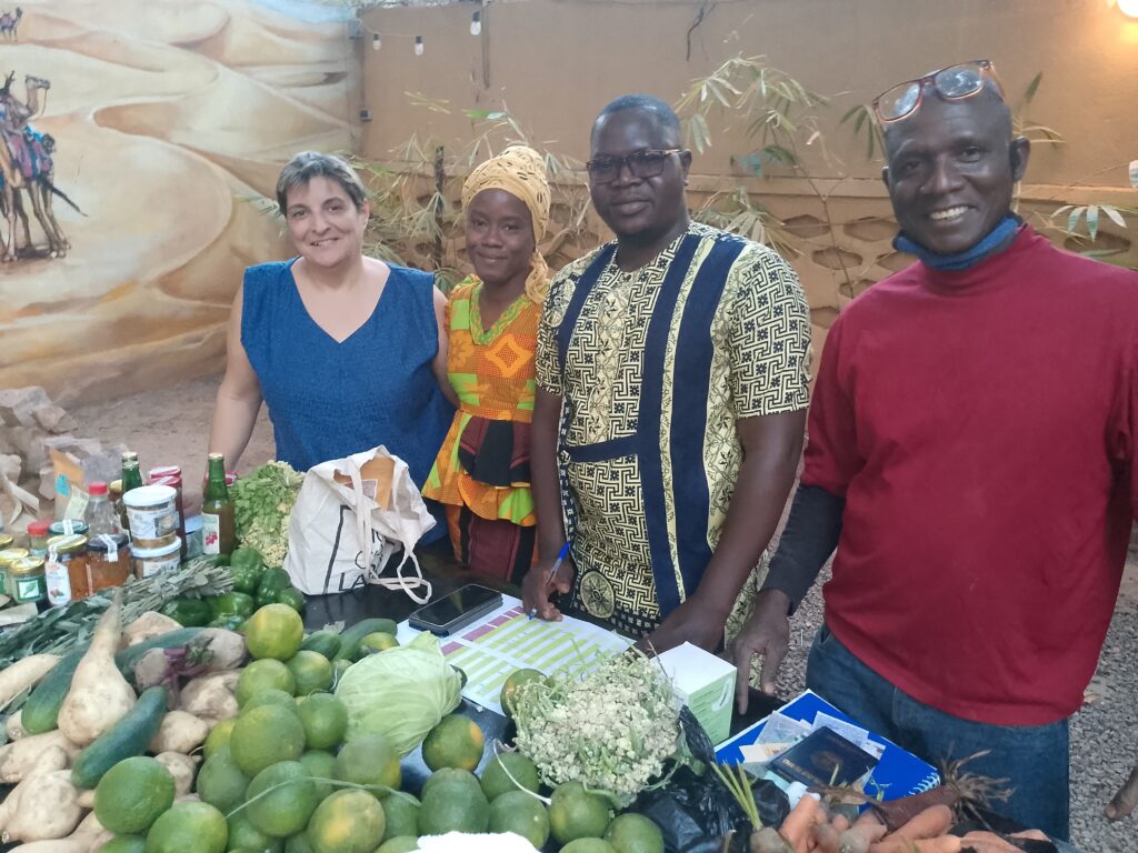 l'équipe Référents conso transfo produc et superviseur VENTE EN DIRECT au marché Bio hebdo Sleeping Camel